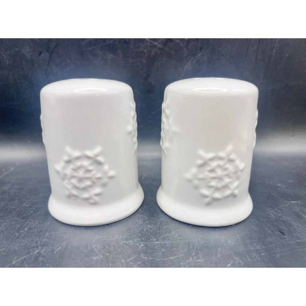 White Ceramic Snowflake Salt Pepper‎ Shaker Set Winter Holiday Decor Seasonal